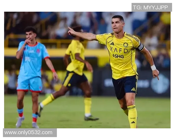 足球俱乐部核心球星引领球队奋勇拼搏铸就辉煌新篇章